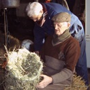 Jan van der Velde en Pieter de Leeuw aan het eendenkorven maken